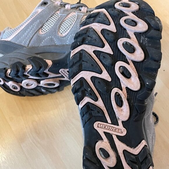 Ladies size 7 Merrill hiking shoes. - Picture 4 of 4